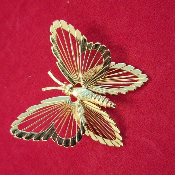 Vintage Monet butterfly brooch gold tone wire wings insect moth jewelry pin - Picture 3 of 10